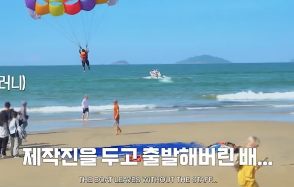 BTS "gặp sự cố" khi tắm biển Việt Nam- Ảnh 4.