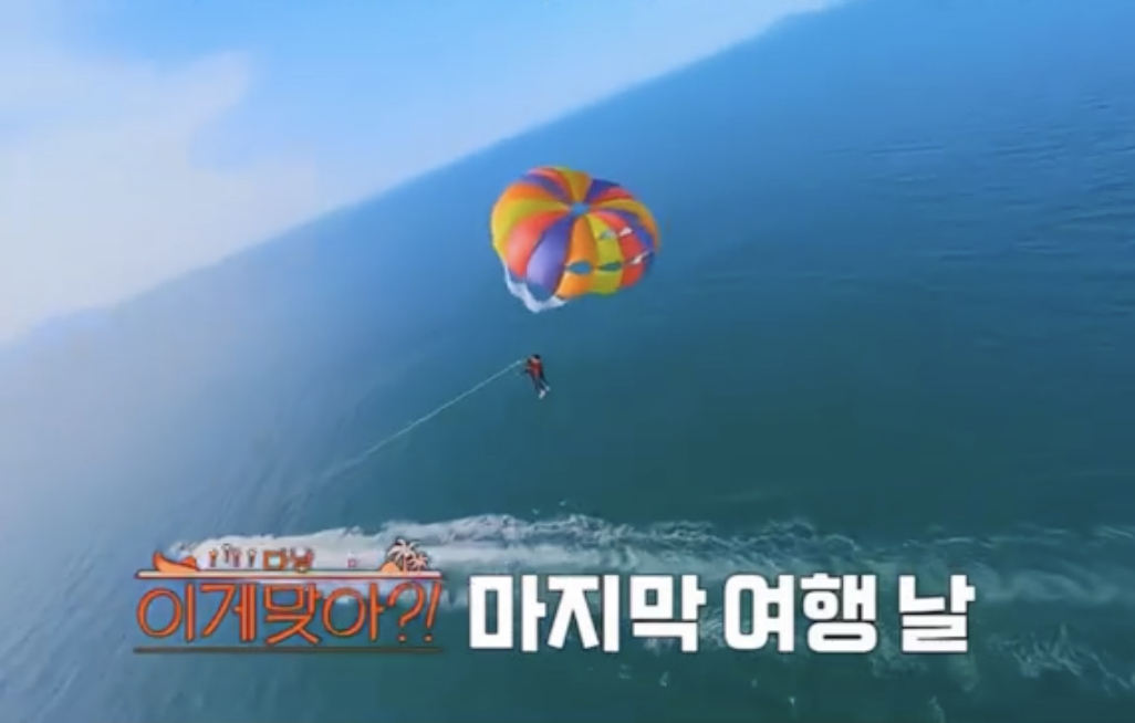 BTS "gặp sự cố" khi tắm biển Việt Nam- Ảnh 6.