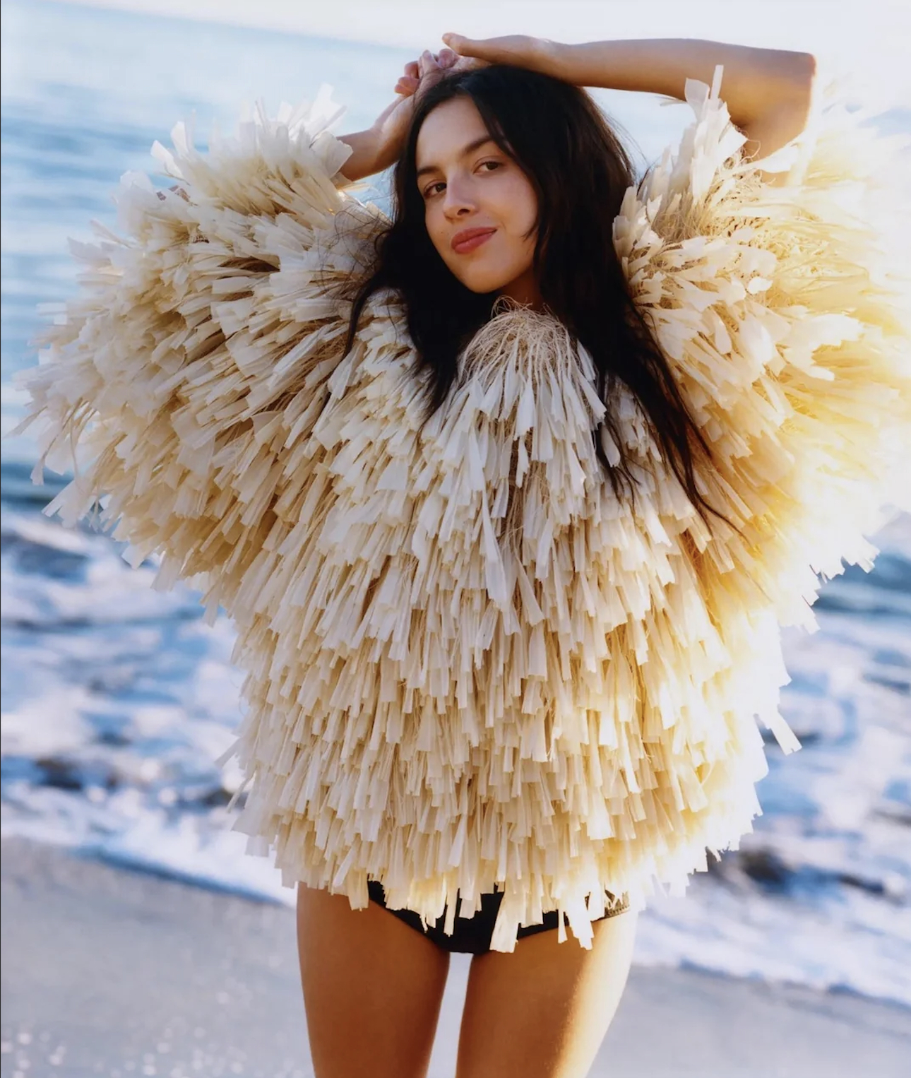 Kh&oacute; hiểu cực độ với bộ ảnh si&ecirc;u sao Gen Z mang ghế nhựa ra đứng giữa biển- Ảnh 6.