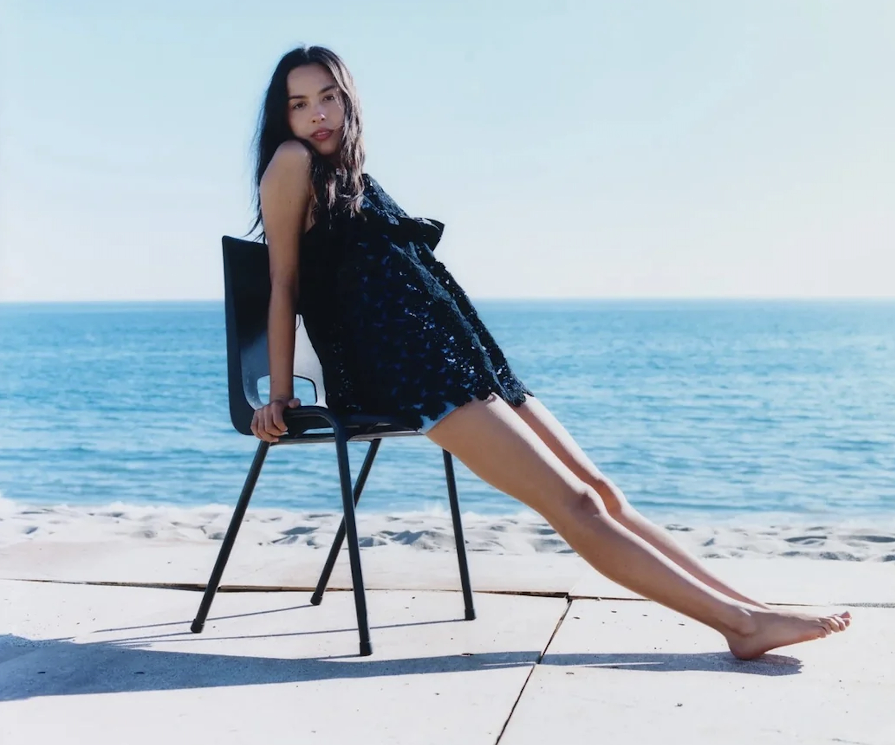 Kh&oacute; hiểu cực độ với bộ ảnh si&ecirc;u sao Gen Z mang ghế nhựa ra đứng giữa biển- Ảnh 3.