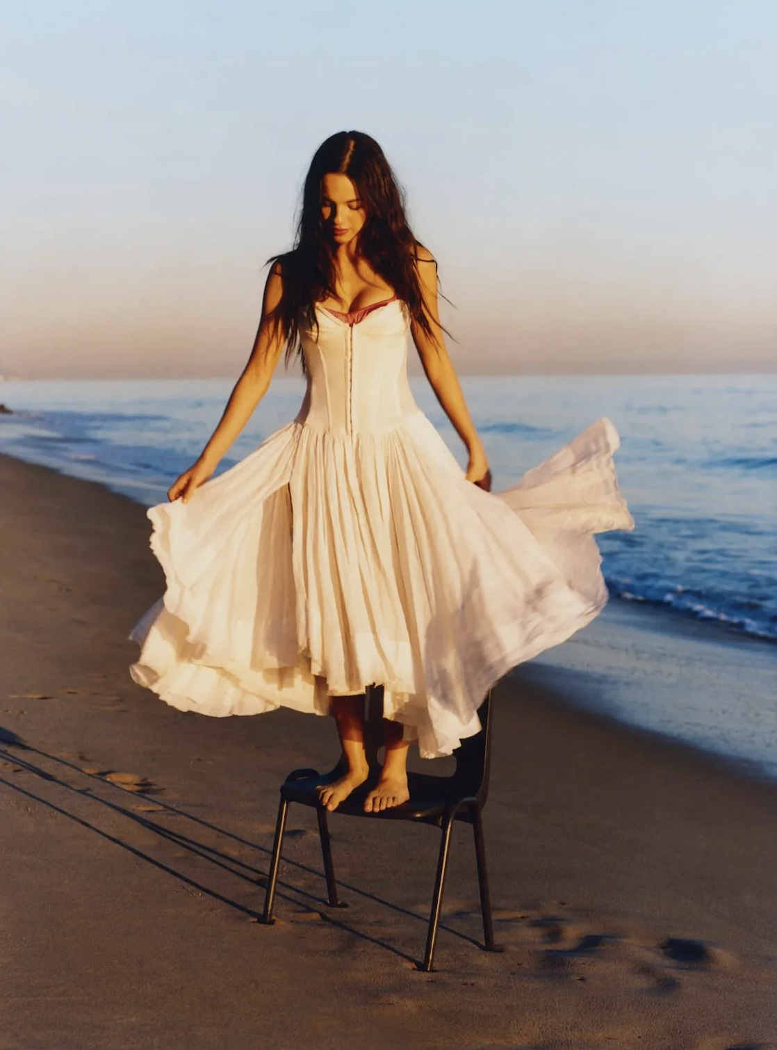 Kh&oacute; hiểu cực độ với bộ ảnh si&ecirc;u sao Gen Z mang ghế nhựa ra đứng giữa biển- Ảnh 2.