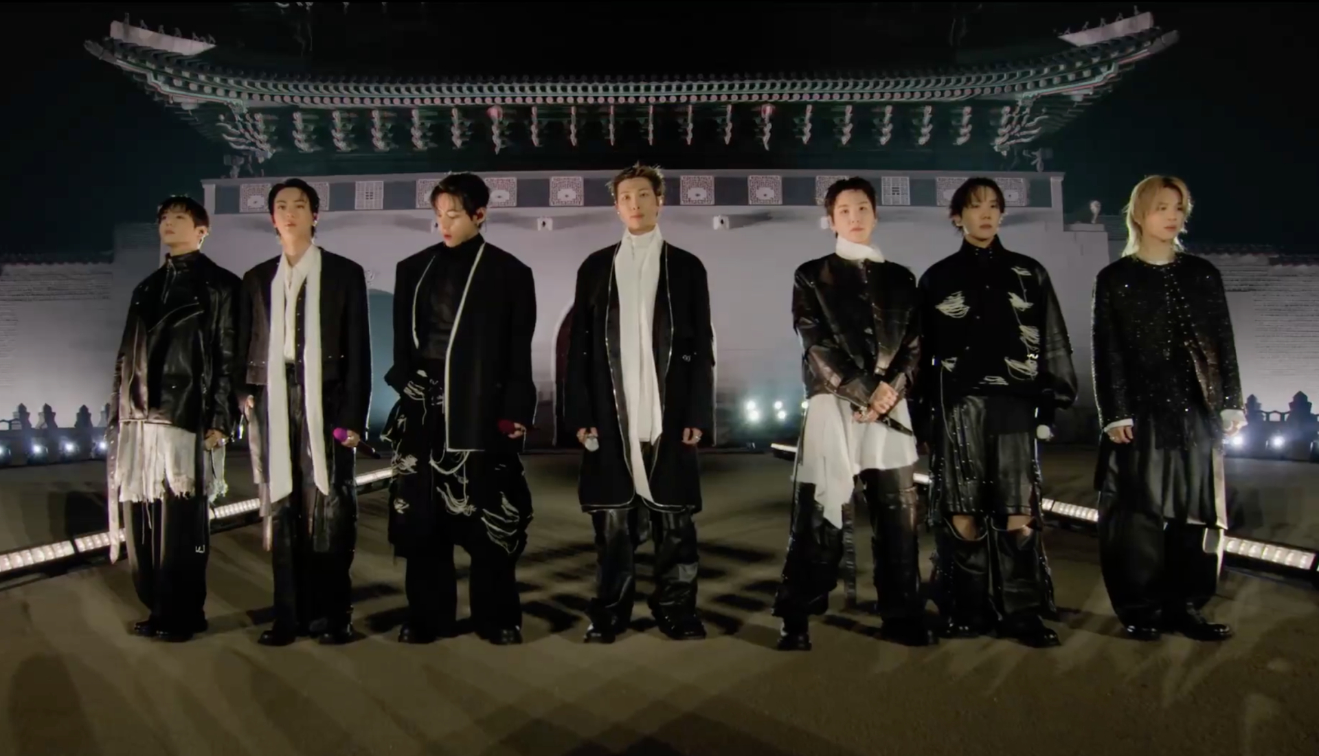 Kh&aacute;ch Việt nức l&ograve;ng v&igrave; d&ograve;ng chữ tiếng mẹ đẻ chễm chệ trước s&acirc;n khấu concert BTS tại Seoul- Ảnh 1.