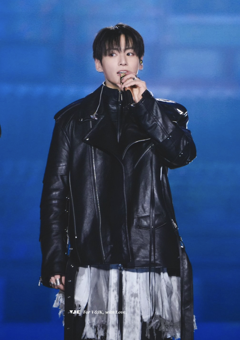 "Nh&agrave; vua" trở lại: BTS đ&atilde;i cả thế giới 7 diện mạo cực phẩm v&agrave; thời trang vừa avant-garde, vừa đậm bản sắc quốc gia- Ảnh 24.