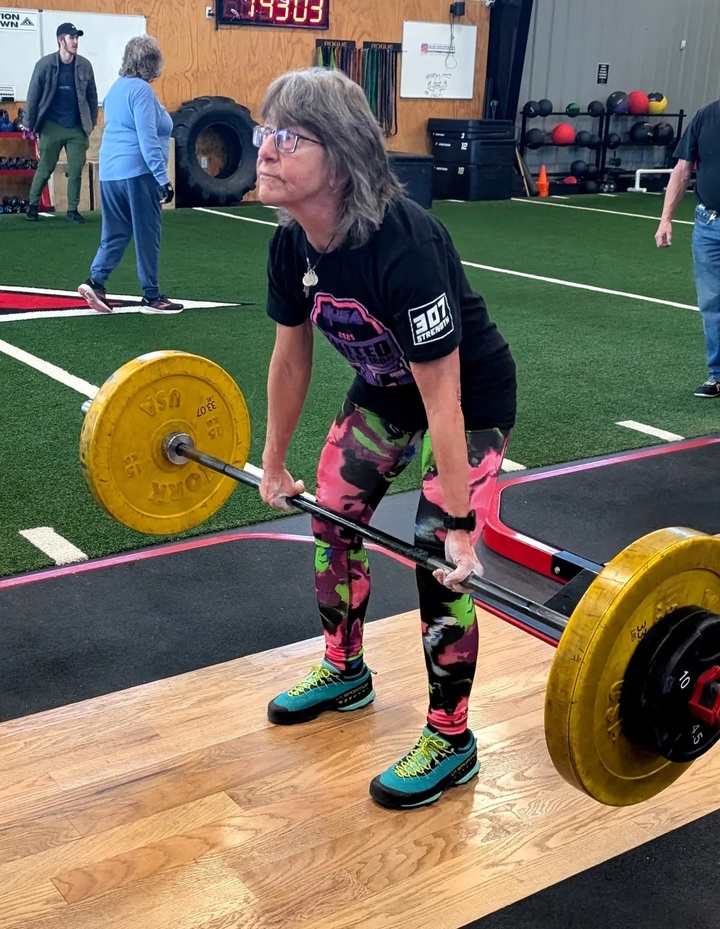 Cụ b&agrave; U70 vẫn chinh phục đỉnh cao cử tạ sau tai nạn g&atilde;y xương- Ảnh 1.