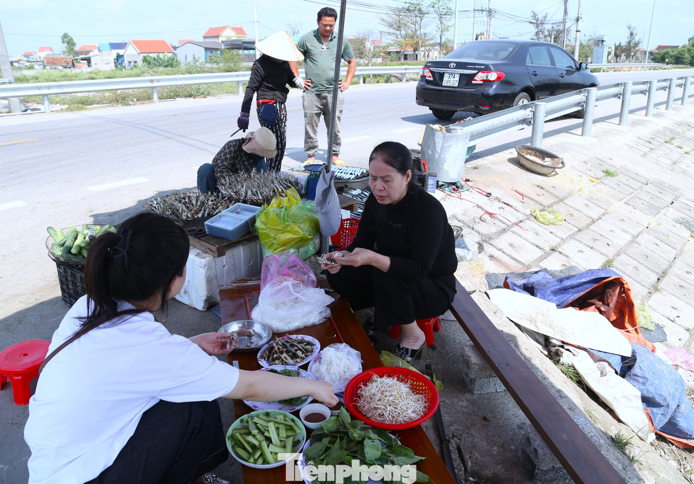Du kh&aacute;ch 'ph&aacute;t sốt' với c&aacute; tr&iacute;ch nướng b&atilde;i biển- Ảnh 7.