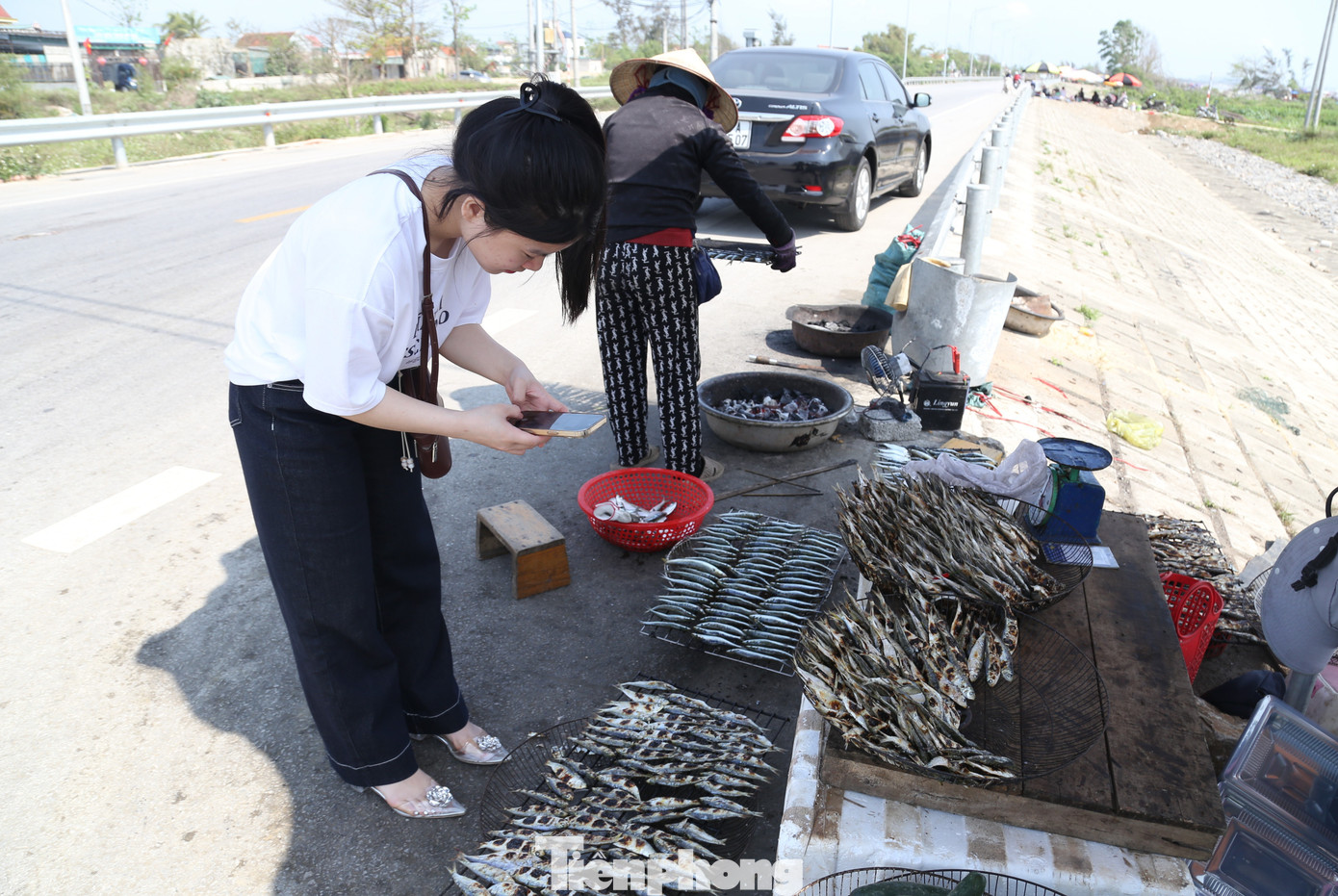 Du kh&aacute;ch 'ph&aacute;t sốt' với c&aacute; tr&iacute;ch nướng b&atilde;i biển- Ảnh 12.