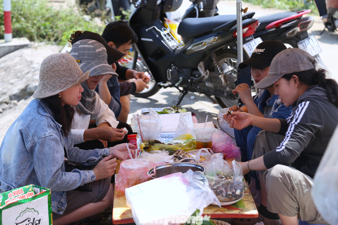 Du kh&aacute;ch 'ph&aacute;t sốt' với c&aacute; tr&iacute;ch nướng b&atilde;i biển- Ảnh 10.