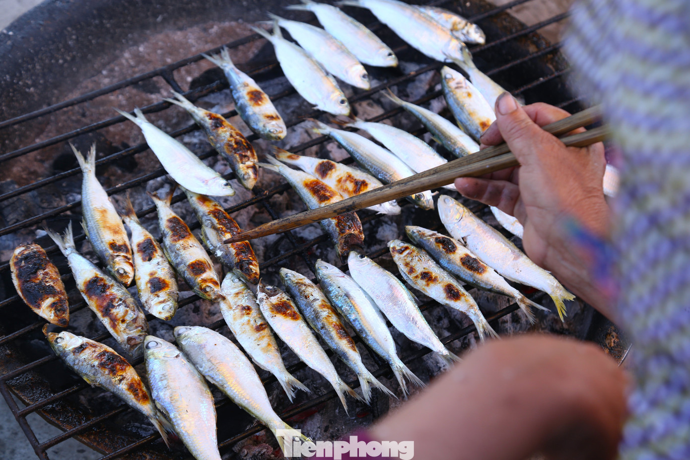 Du kh&aacute;ch 'ph&aacute;t sốt' với c&aacute; tr&iacute;ch nướng b&atilde;i biển- Ảnh 4.