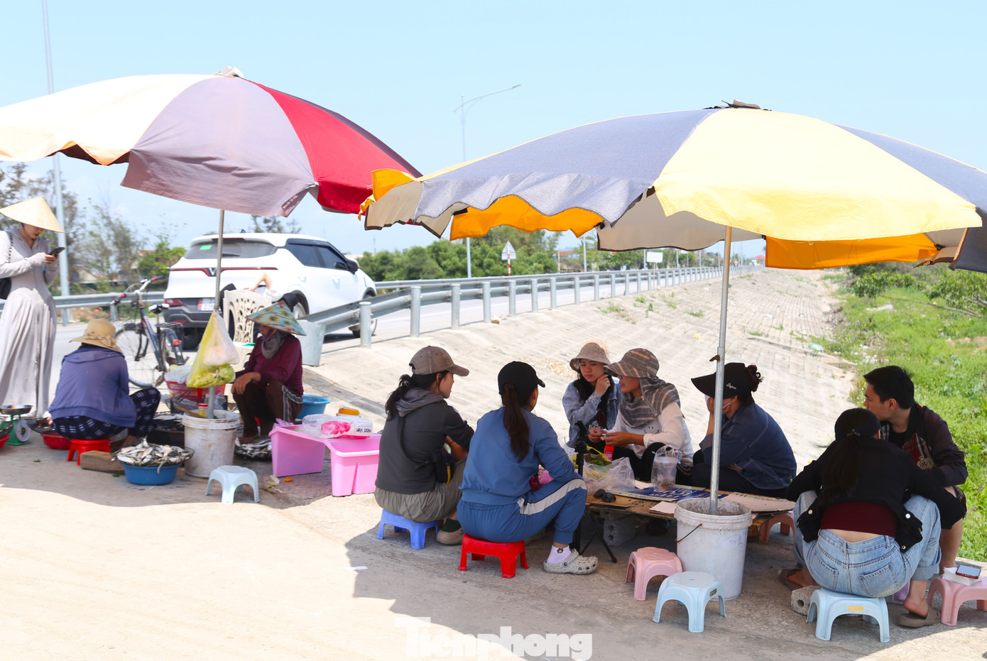 Du kh&aacute;ch 'ph&aacute;t sốt' với c&aacute; tr&iacute;ch nướng b&atilde;i biển- Ảnh 14.