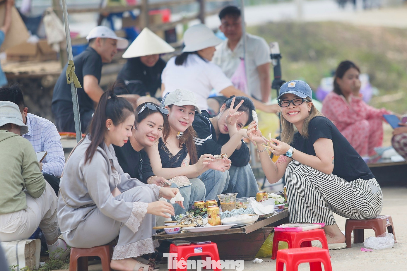 Du kh&aacute;ch 'ph&aacute;t sốt' với c&aacute; tr&iacute;ch nướng b&atilde;i biển- Ảnh 11.