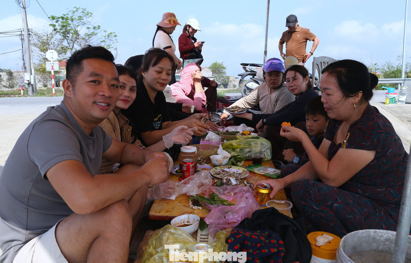 Du kh&aacute;ch 'ph&aacute;t sốt' với c&aacute; tr&iacute;ch nướng b&atilde;i biển- Ảnh 9.