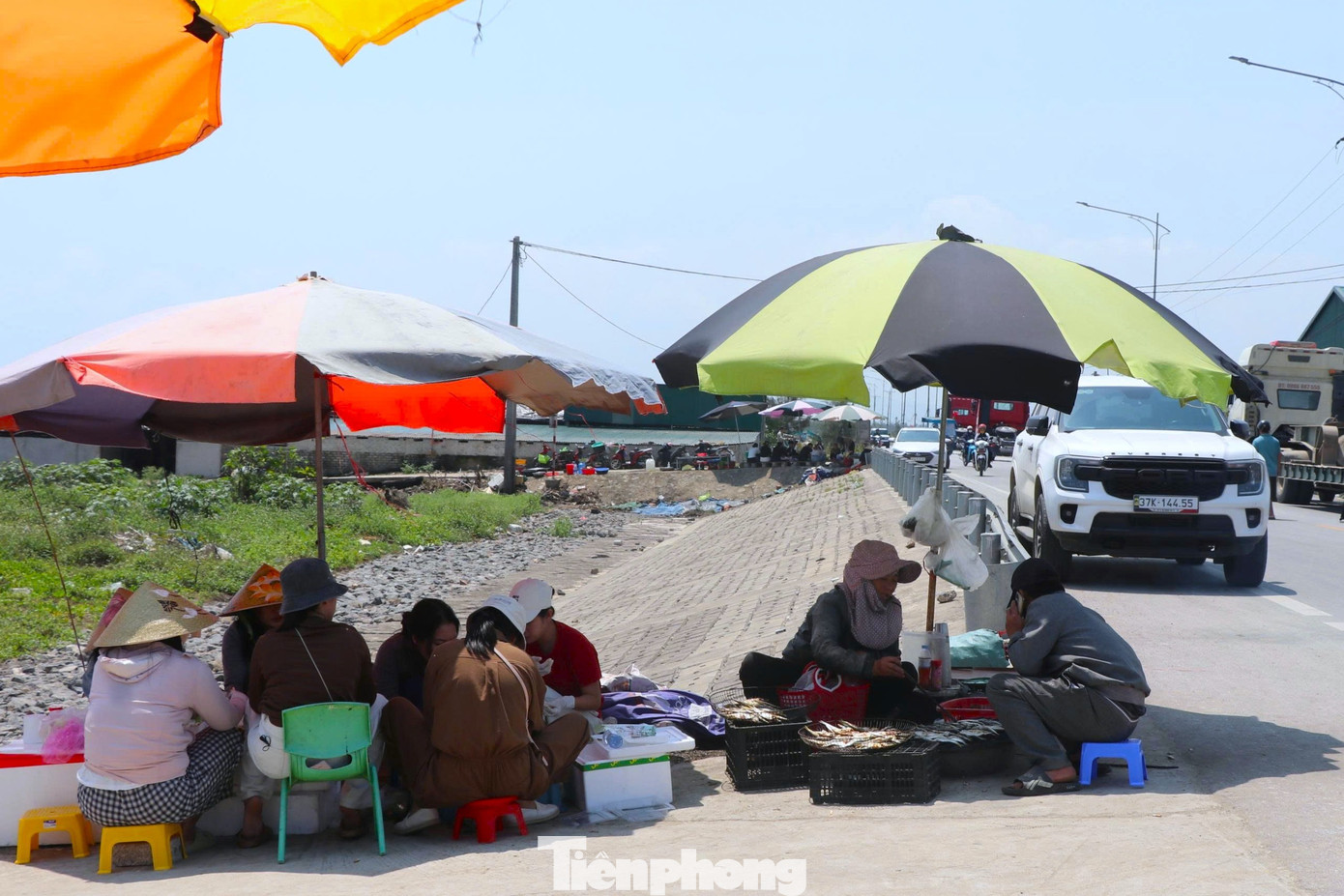 Du kh&aacute;ch 'ph&aacute;t sốt' với c&aacute; tr&iacute;ch nướng b&atilde;i biển- Ảnh 15.