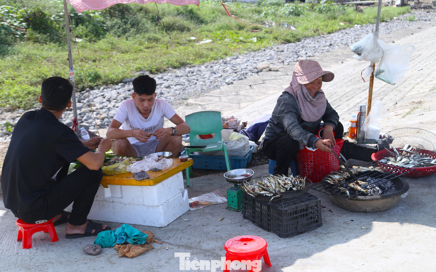 Du kh&aacute;ch 'ph&aacute;t sốt' với c&aacute; tr&iacute;ch nướng b&atilde;i biển- Ảnh 2.