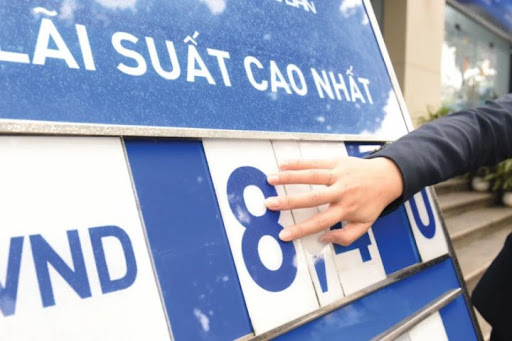 L&atilde;i suất tiết kiệm thực tế vượt xa mức c&ocirc;ng bố: C&oacute; ng&acirc;n h&agrave;ng ni&ecirc;m yết 3,5% nhưng nh&acirc;n vi&ecirc;n ch&agrave;o kh&aacute;ch hơn 7%- Ảnh 1.