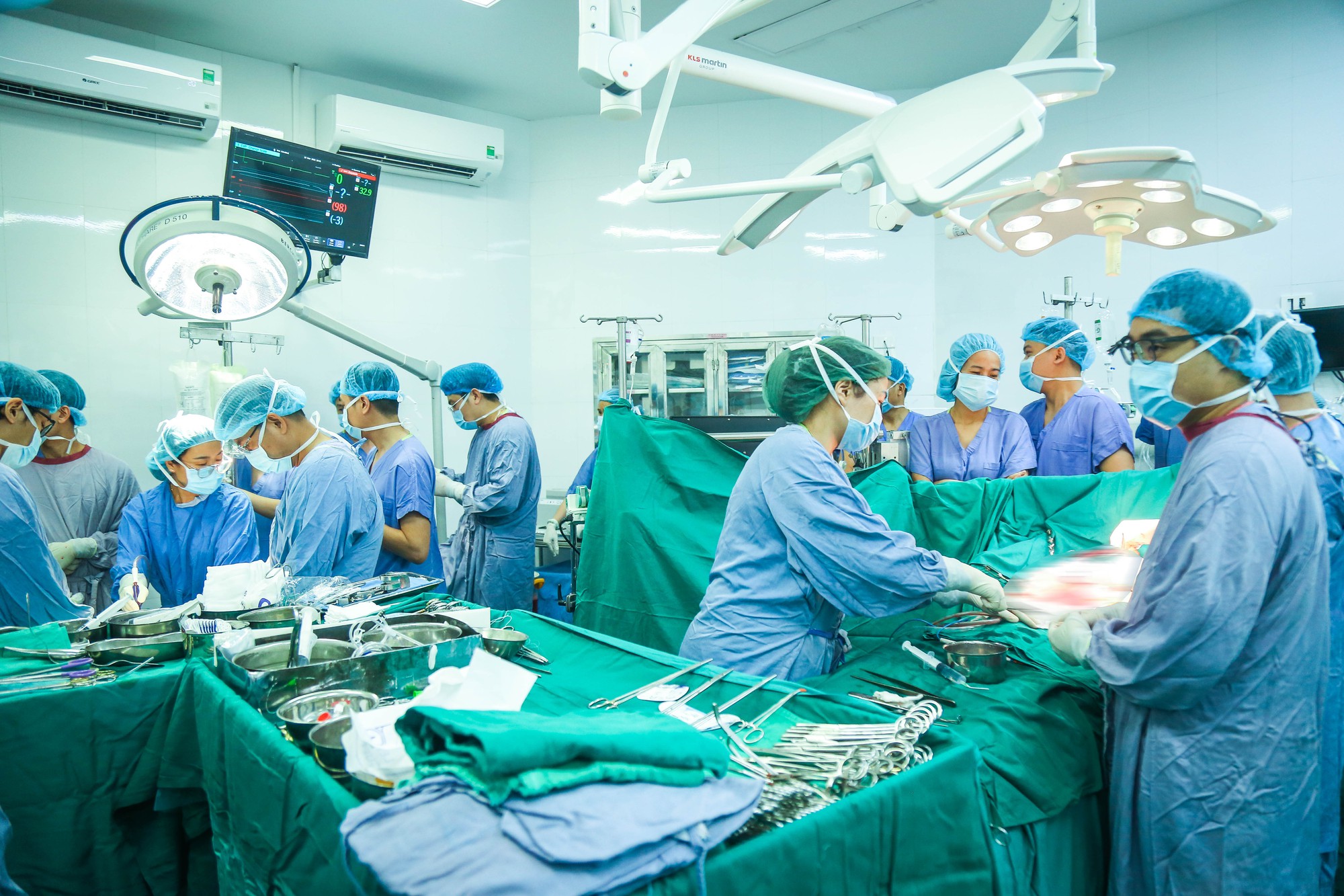 Ca ghép tạng domino đầu tiên tại Việt Nam: Hé lộ quy trình thực hiện và phân cảnh khiến nhiều người rơi nước mắt- Ảnh 3. Ca ghép tạng domino đầu tiên tại Việt Nam: Hé lộ quy trình thực hiện và phân cảnh khiến nhiều người rơi nước mắt- Ảnh 3.