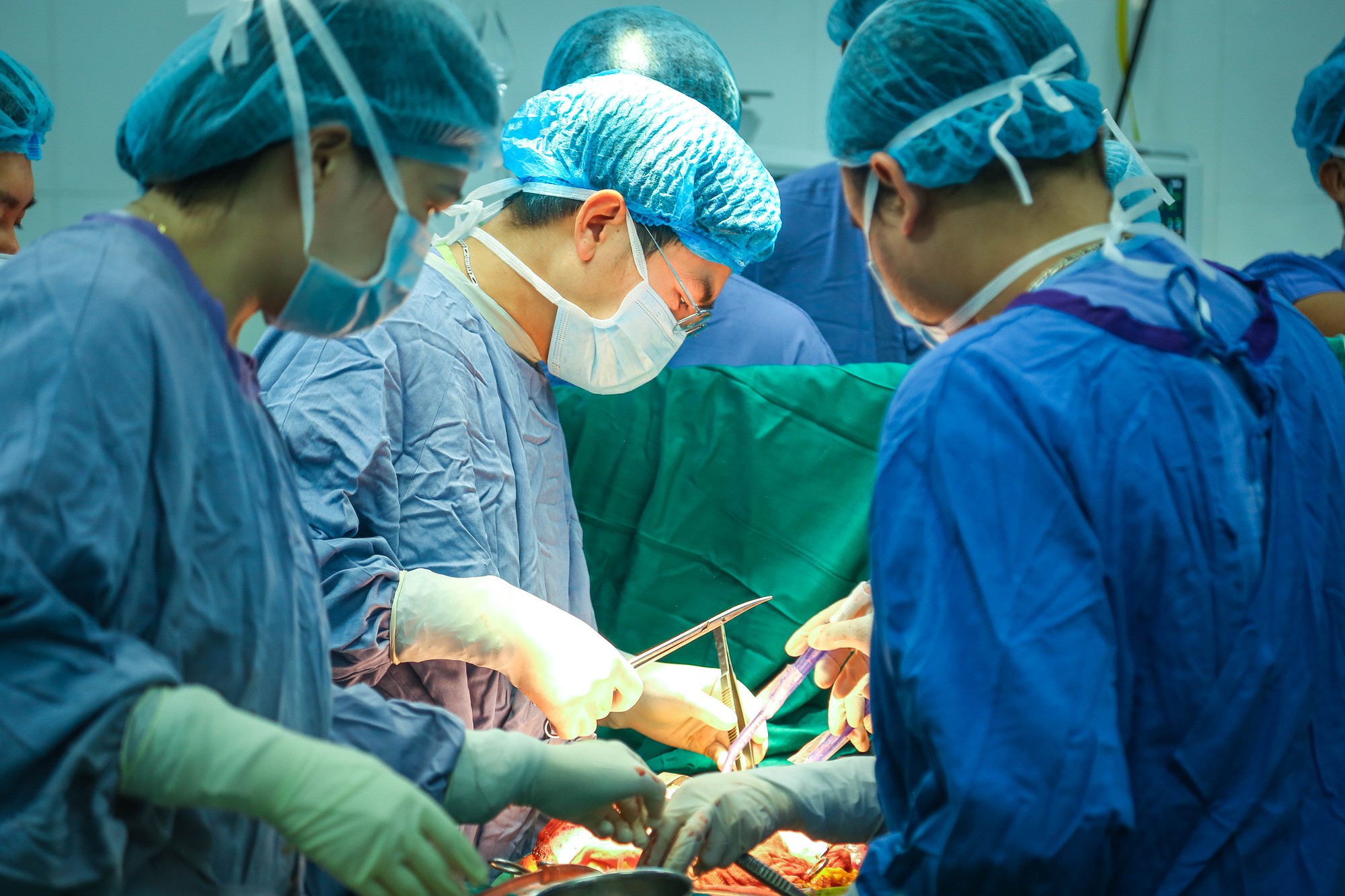 Ca ghép tạng domino đầu tiên tại Việt Nam: Hé lộ quy trình thực hiện và phân cảnh khiến nhiều người rơi nước mắt- Ảnh 4. Ca ghép tạng domino đầu tiên tại Việt Nam: Hé lộ quy trình thực hiện và phân cảnh khiến nhiều người rơi nước mắt- Ảnh 4.