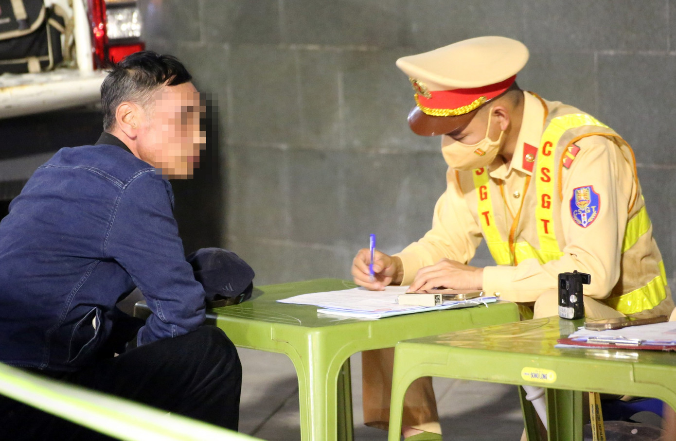 H&agrave; Nội: Xe đạp điện c&ocirc;ng cộng bị ni&ecirc;m phong, tạm giữ v&igrave; người thu&ecirc; vi phạm nồng độ cồn- Ảnh 4.