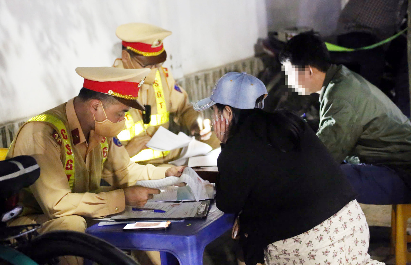 H&agrave; Nội: Xe đạp điện c&ocirc;ng cộng bị ni&ecirc;m phong, tạm giữ v&igrave; người thu&ecirc; vi phạm nồng độ cồn- Ảnh 3.