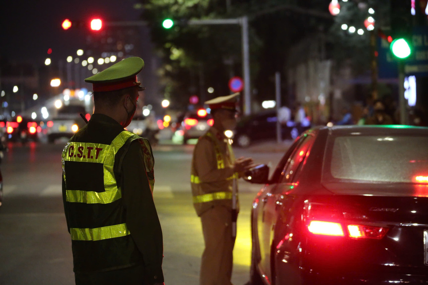 H&agrave; Nội: Xe đạp điện c&ocirc;ng cộng bị ni&ecirc;m phong, tạm giữ v&igrave; người thu&ecirc; vi phạm nồng độ cồn- Ảnh 1.