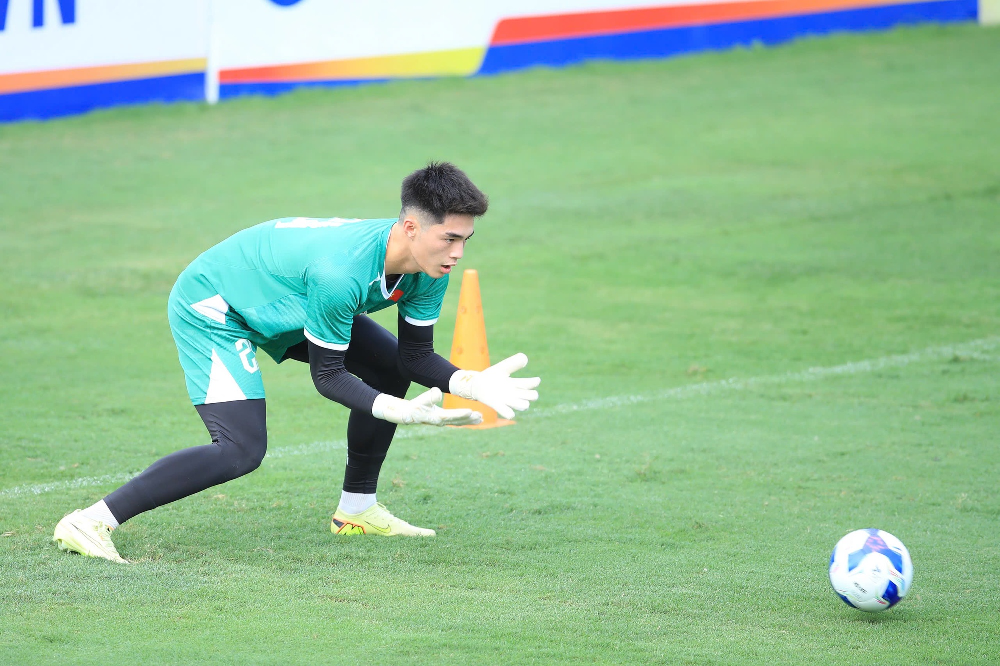 Trung Kiên đọ visual với Văn Lâm: Đúng chuẩn tuyển Việt Nam, cứ thủ môn là đẹp trai- Ảnh 7. Trung Kiên đọ visual với Văn Lâm: Đúng chuẩn tuyển Việt Nam, cứ thủ môn là đẹp trai- Ảnh 7.