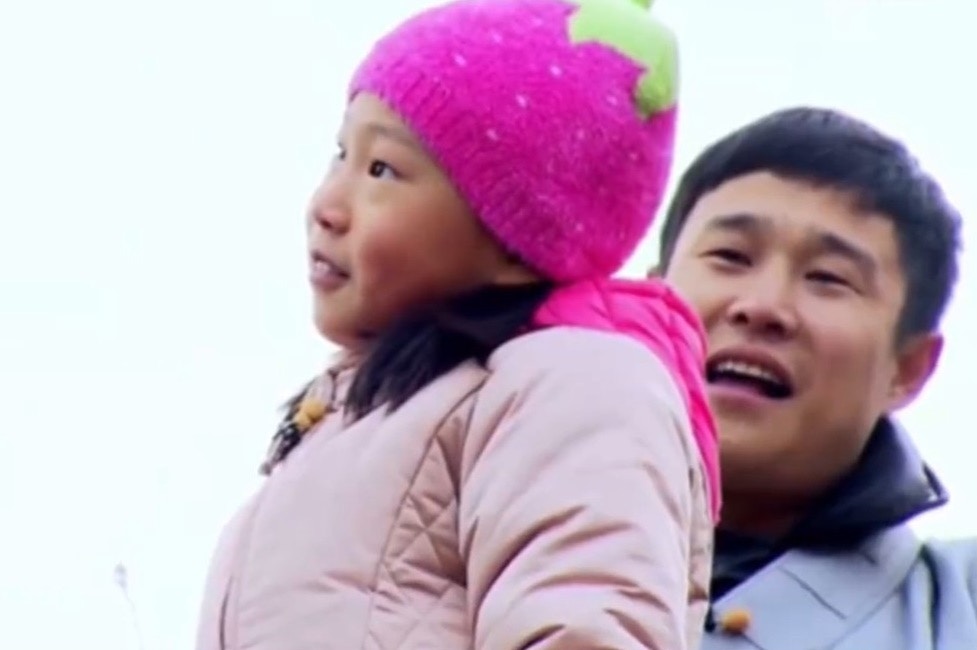 Con g&aacute;i sinh năm 2006 của một diễn vi&ecirc;n h&agrave;i bị ch&ecirc; bai v&igrave; k&eacute;m xinh, 12 năm sau "lột x&aacute;c" đẳng cấp- Ảnh 2.