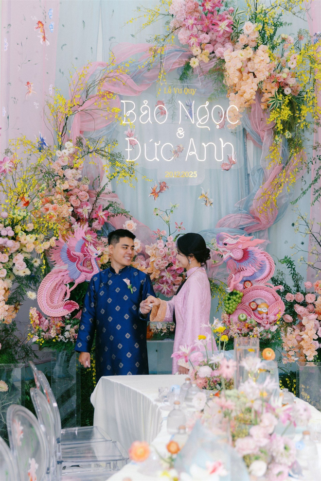 Đ&aacute;m cưới của cặp đ&ocirc;i S&oacute;c Trăng đẹp kh&aacute; tinh tế với t&ocirc;ng pastel giữa dinh thự xa hoa, từng chi tiết đều được vẽ bằng tay- Ảnh 2.