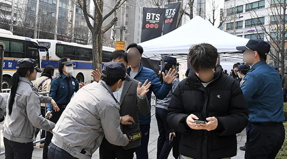 Cảnh sát chặn người mang dao, súng điện vì đêm nhạc BTS- Ảnh 1. Cảnh sát chặn người mang dao, súng điện vì đêm nhạc BTS- Ảnh 1.