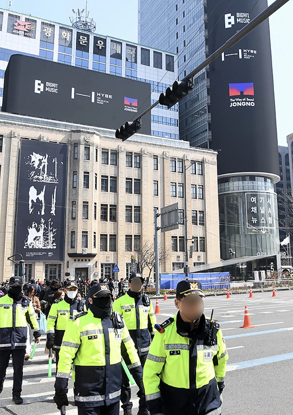 Cảnh sát chặn người mang dao, súng điện vì đêm nhạc BTS- Ảnh 4. Cảnh sát chặn người mang dao, súng điện vì đêm nhạc BTS- Ảnh 4.