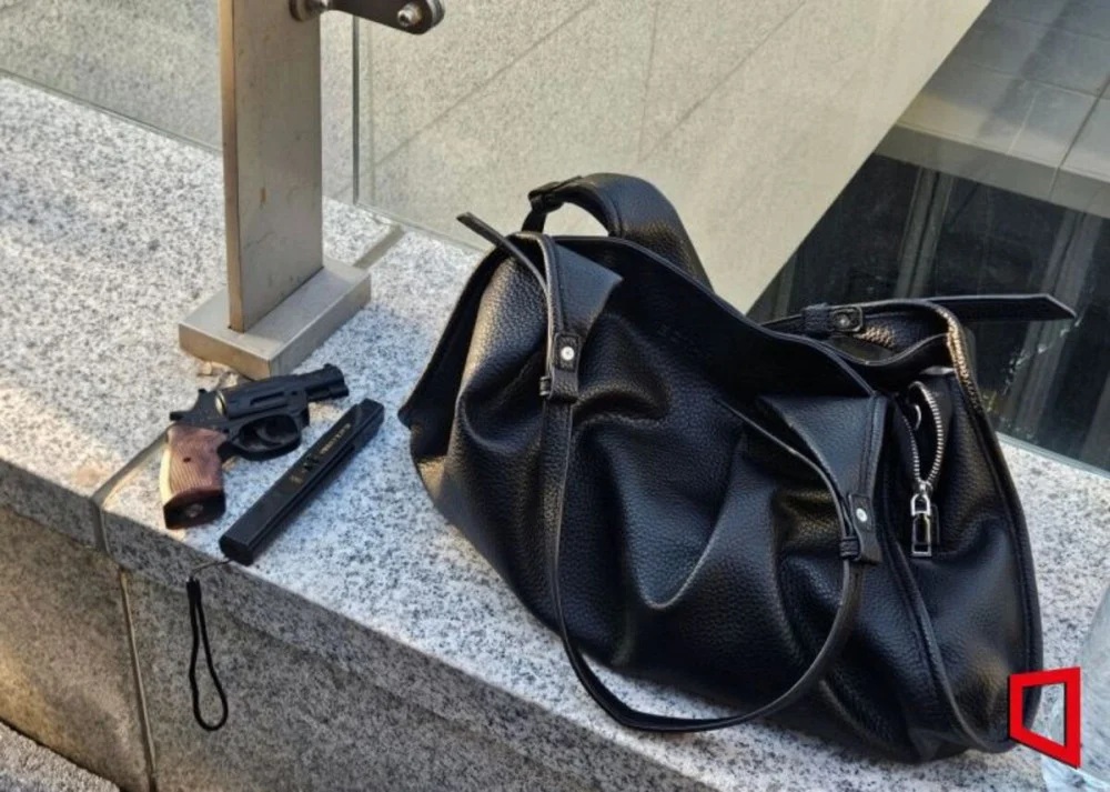 Cảnh sát chặn người mang dao, súng điện vì đêm nhạc BTS- Ảnh 2. Cảnh sát chặn người mang dao, súng điện vì đêm nhạc BTS- Ảnh 2.