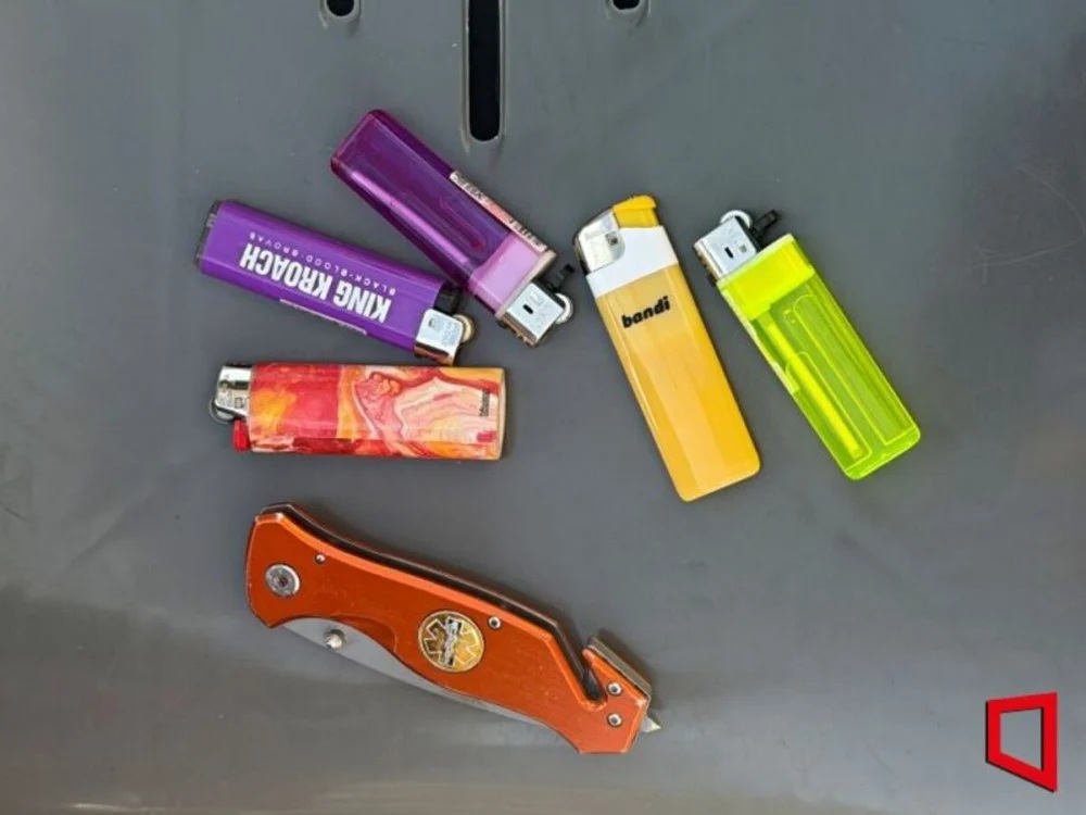 Cảnh sát chặn người mang dao, súng điện vì đêm nhạc BTS- Ảnh 3. Cảnh sát chặn người mang dao, súng điện vì đêm nhạc BTS- Ảnh 3.