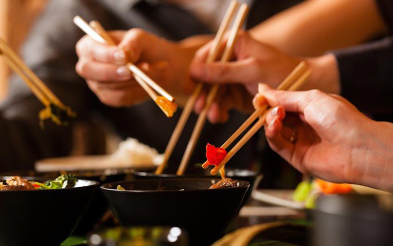 Một gia đ&igrave;nh 4 người chết v&igrave; ung thư gan: Chuy&ecirc;n gia cảnh b&aacute;o c&aacute;ch d&ugrave;ng đũa cực nguy hiểm, c&oacute; 2 dấu hiệu phải vứt ngay- Ảnh 1.