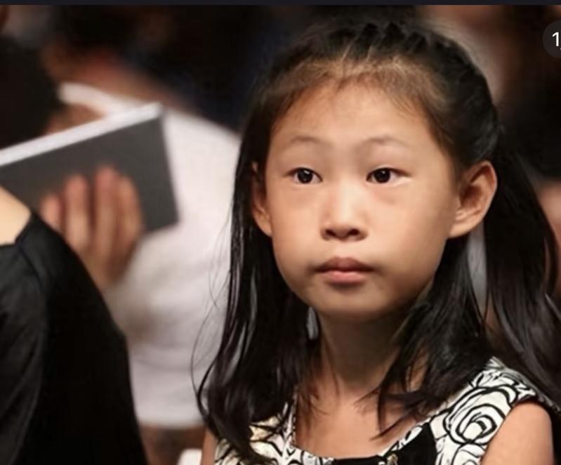 Con g&aacute;i sinh năm 2006 của một diễn vi&ecirc;n h&agrave;i bị ch&ecirc; bai v&igrave; k&eacute;m xinh, 12 năm sau "lột x&aacute;c" đẳng cấp- Ảnh 1.