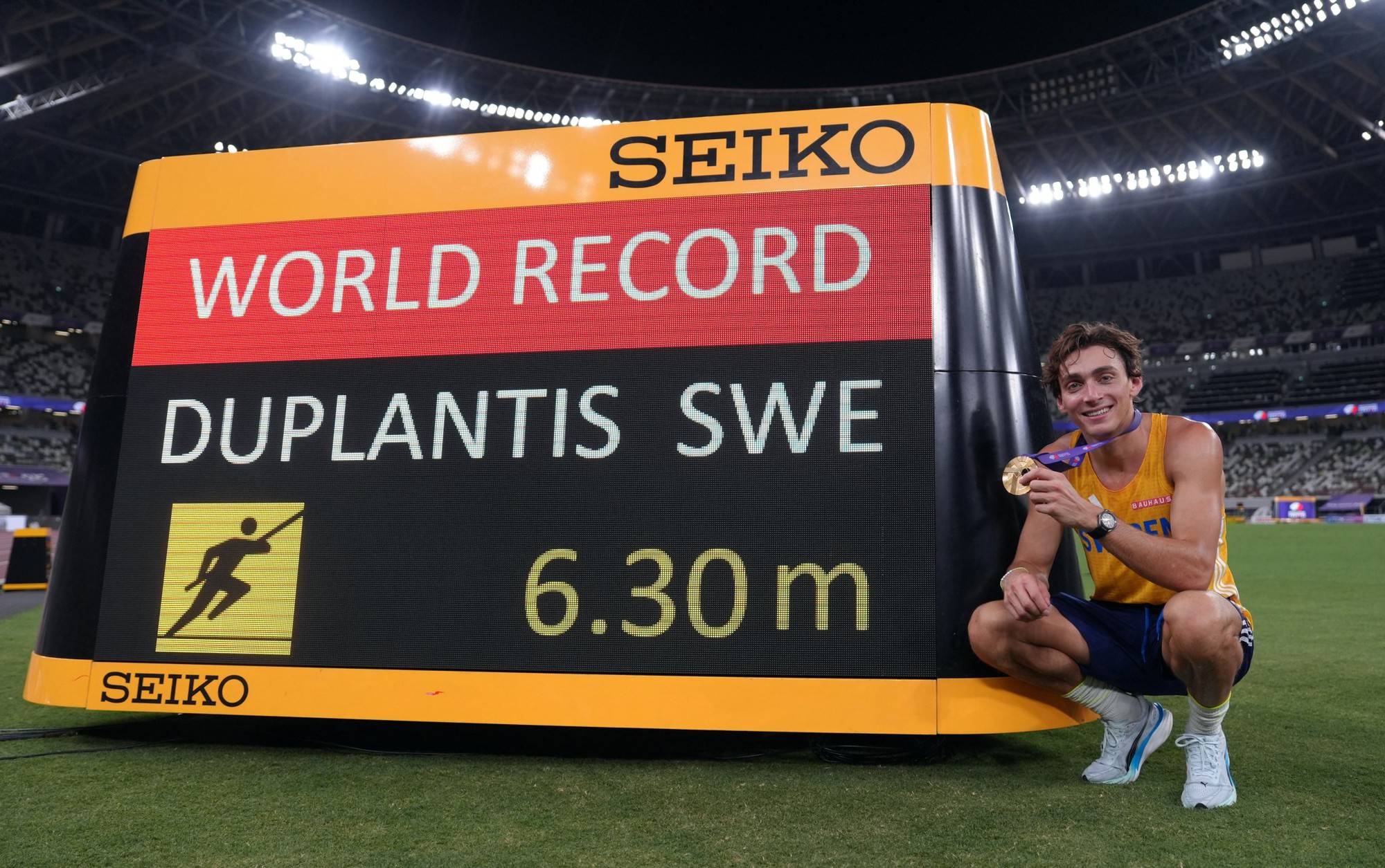 Hồi hộp hơn cả chung kết Olympic: "Vua nhảy s&agrave;o" Mondo Duplantis cầu h&ocirc;n bạn g&aacute;i bằng nhẫn kim cương "khủng"- Ảnh 3.