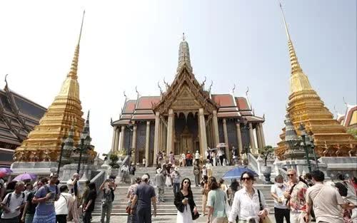 Du kh&aacute;ch tham quan Ch&ugrave;a Phật Ngọc tại quần thể Cung điện Ho&agrave;ng gia Th&aacute;i Lan ở Bangkok (Ảnh: South China Morning Post)