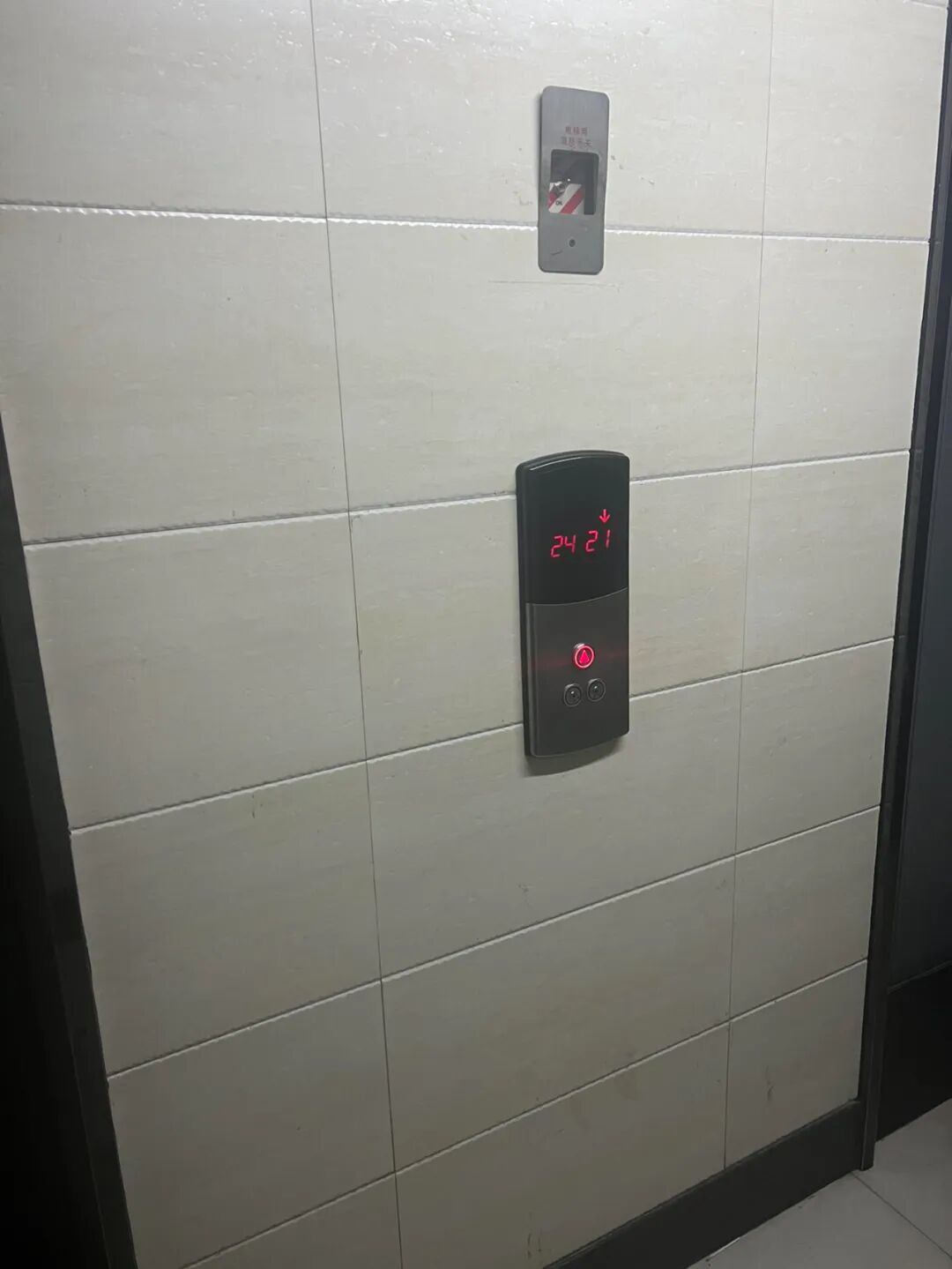 C&oacute; n&ecirc;n mua căn hộ c&oacute; s&acirc;n thượng? Người từng sống ở đ&acirc;y n&oacute;i thẳng: L&atilde;ng mạn th&igrave; &iacute;t, đ&aacute;nh đổi th&igrave; nhiều- Ảnh 4.