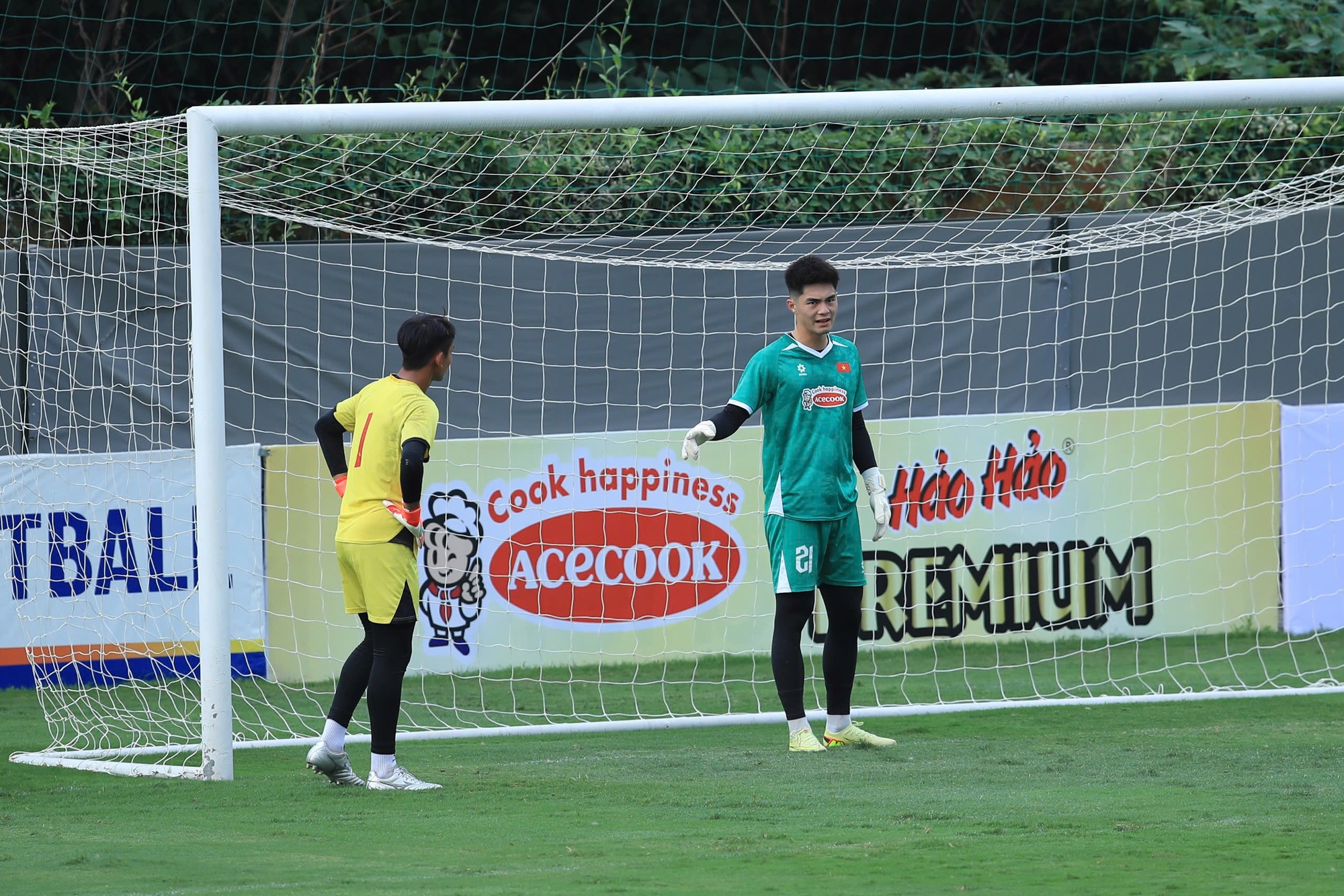 Trung Kiên đọ visual với Văn Lâm: Đúng chuẩn tuyển Việt Nam, cứ thủ môn là đẹp trai- Ảnh 3. Trung Kiên đọ visual với Văn Lâm: Đúng chuẩn tuyển Việt Nam, cứ thủ môn là đẹp trai- Ảnh 3.