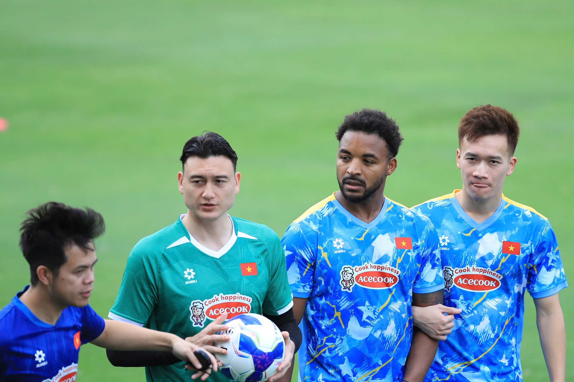 Trung Kiên đọ visual với Văn Lâm: Đúng chuẩn tuyển Việt Nam, cứ thủ môn là đẹp trai- Ảnh 8. Trung Kiên đọ visual với Văn Lâm: Đúng chuẩn tuyển Việt Nam, cứ thủ môn là đẹp trai- Ảnh 8.