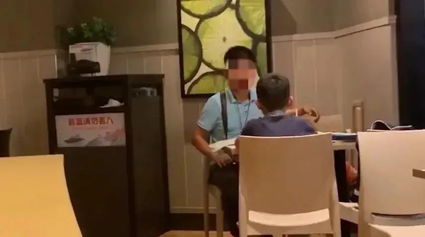 Một bữa ăn khiến đứa trẻ gục ng&atilde; chỉ trong một gi&acirc;y: Kiểu gi&aacute;o dục tội lỗi n&agrave;y sẽ hủy hoại con bạn- Ảnh 1.