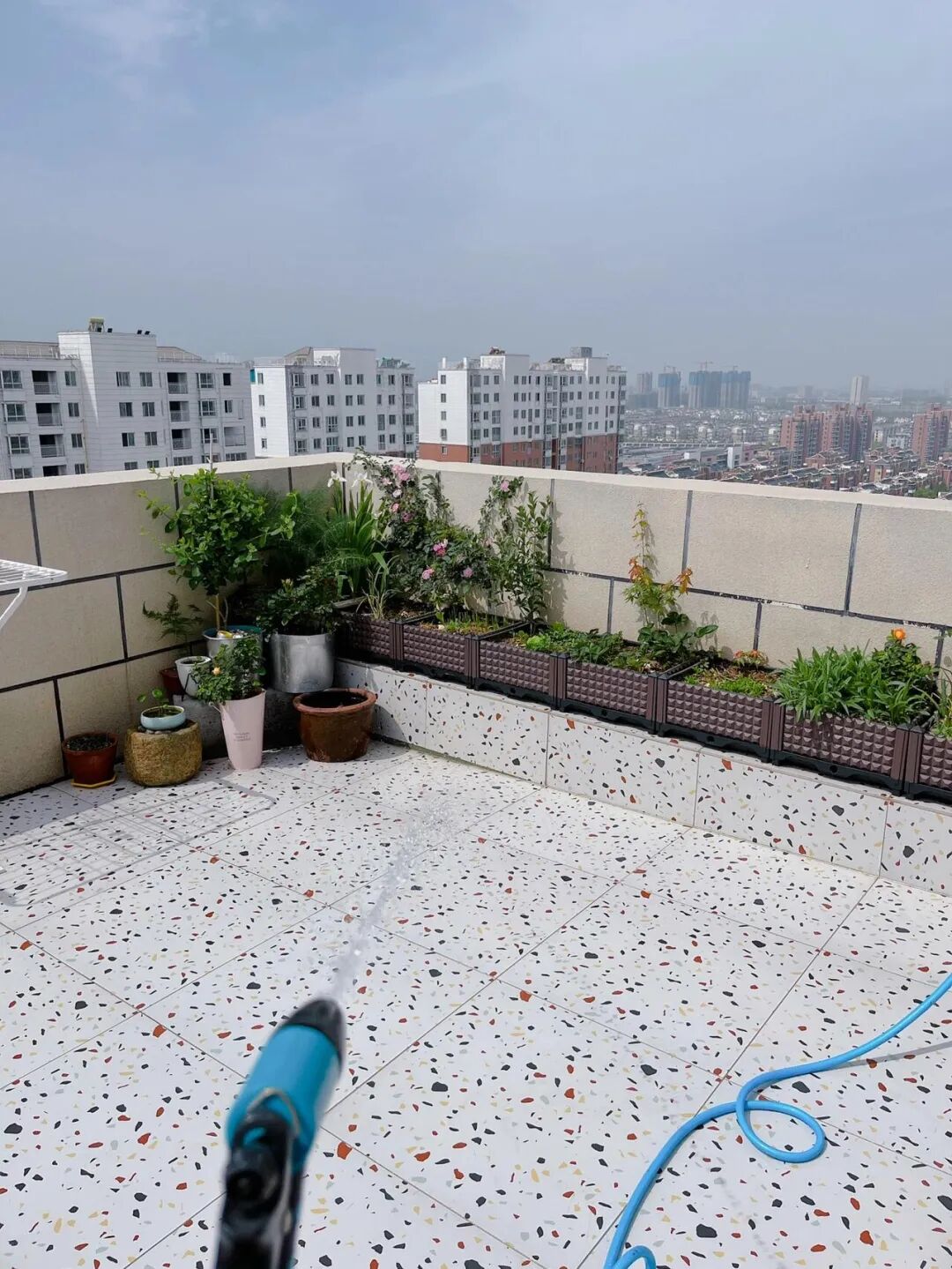 C&oacute; n&ecirc;n mua căn hộ c&oacute; s&acirc;n thượng? Người từng sống ở đ&acirc;y n&oacute;i thẳng: L&atilde;ng mạn th&igrave; &iacute;t, đ&aacute;nh đổi th&igrave; nhiều- Ảnh 3.