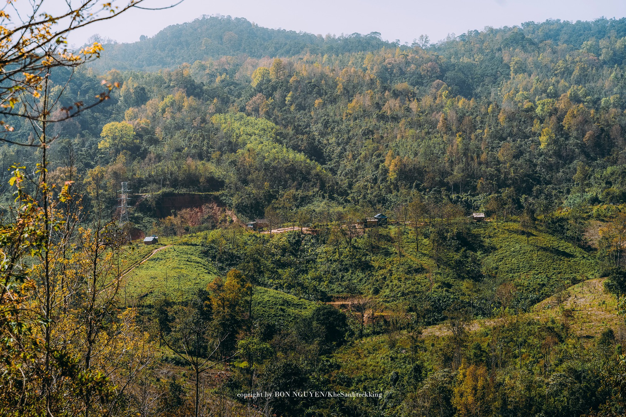 Giải m&atilde; hiện tượng du lịch năm 2026: Thi&ecirc;n đường trekking trỗi dậy từ những hố bom, trải nghiệm như trời &Acirc;u nhưng chi ph&iacute; cực rẻ- Ảnh 2.