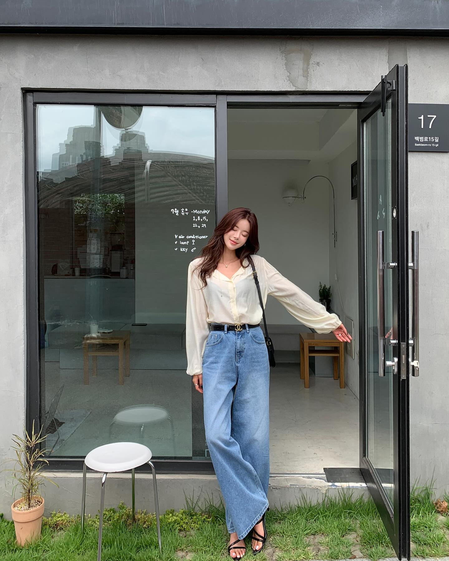 Kh&ocirc;ng g&igrave; hot hơn quần jeans ống rộng v&agrave;o m&ugrave;a h&egrave;, cứ mặc l&ecirc;n l&agrave; th&agrave;nh người s&agrave;nh điệu- Ảnh 7.