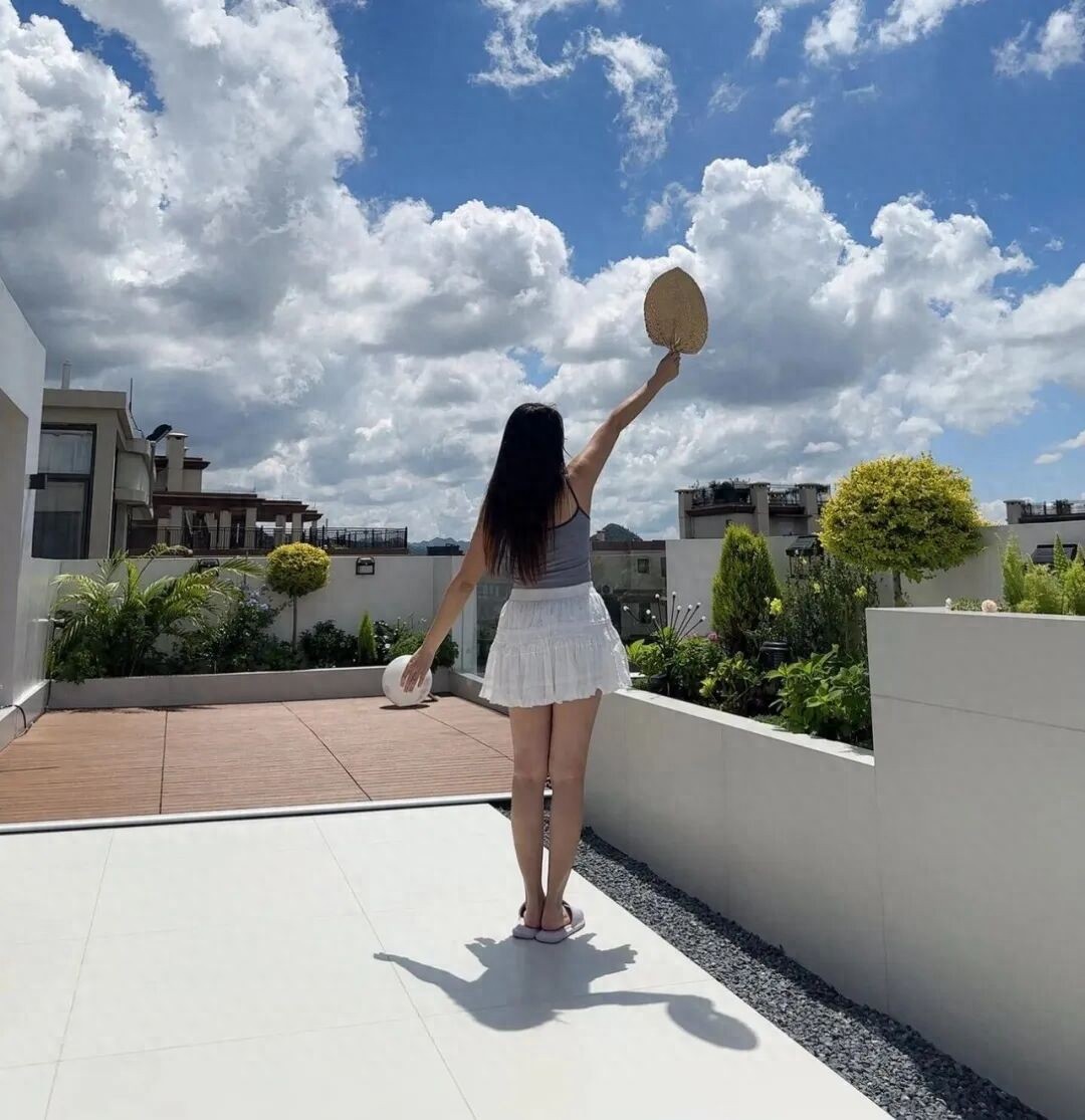 C&oacute; n&ecirc;n mua căn hộ c&oacute; s&acirc;n thượng? Người từng sống ở đ&acirc;y n&oacute;i thẳng: L&atilde;ng mạn th&igrave; &iacute;t, đ&aacute;nh đổi th&igrave; nhiều- Ảnh 1.