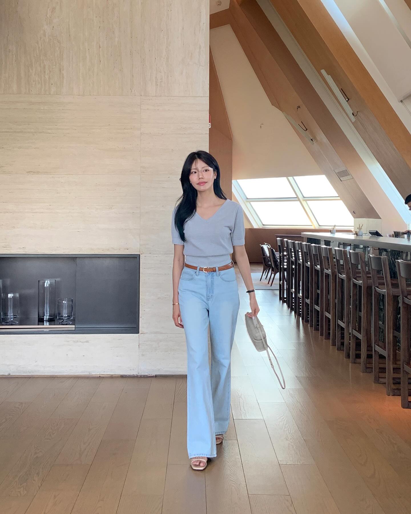 Kh&ocirc;ng g&igrave; hot hơn quần jeans ống rộng v&agrave;o m&ugrave;a h&egrave;, cứ mặc l&ecirc;n l&agrave; th&agrave;nh người s&agrave;nh điệu- Ảnh 1.