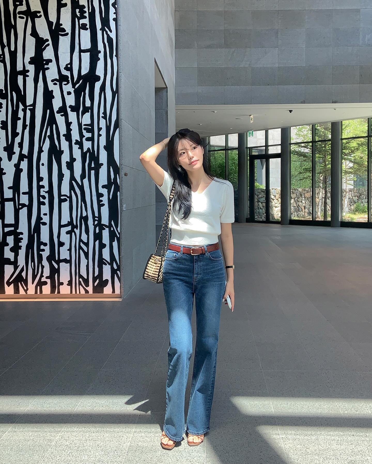 Kh&ocirc;ng g&igrave; hot hơn quần jeans ống rộng v&agrave;o m&ugrave;a h&egrave;, cứ mặc l&ecirc;n l&agrave; th&agrave;nh người s&agrave;nh điệu- Ảnh 2.