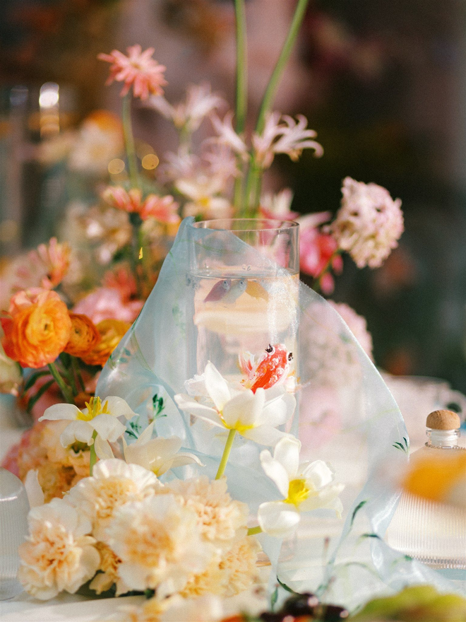 Đ&aacute;m cưới của cặp đ&ocirc;i S&oacute;c Trăng đẹp kh&aacute; tinh tế với t&ocirc;ng pastel giữa dinh thự xa hoa, từng chi tiết đều được vẽ bằng tay- Ảnh 11.