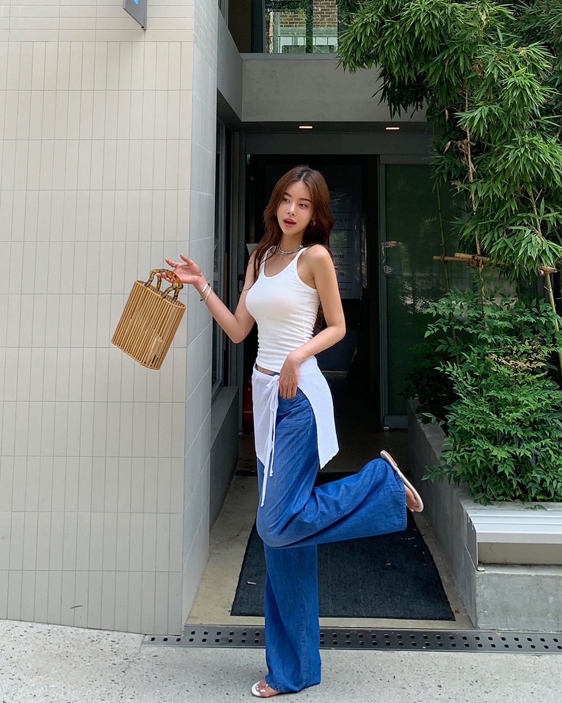 Kh&ocirc;ng g&igrave; hot hơn quần jeans ống rộng v&agrave;o m&ugrave;a h&egrave;, cứ mặc l&ecirc;n l&agrave; th&agrave;nh người s&agrave;nh điệu- Ảnh 3.