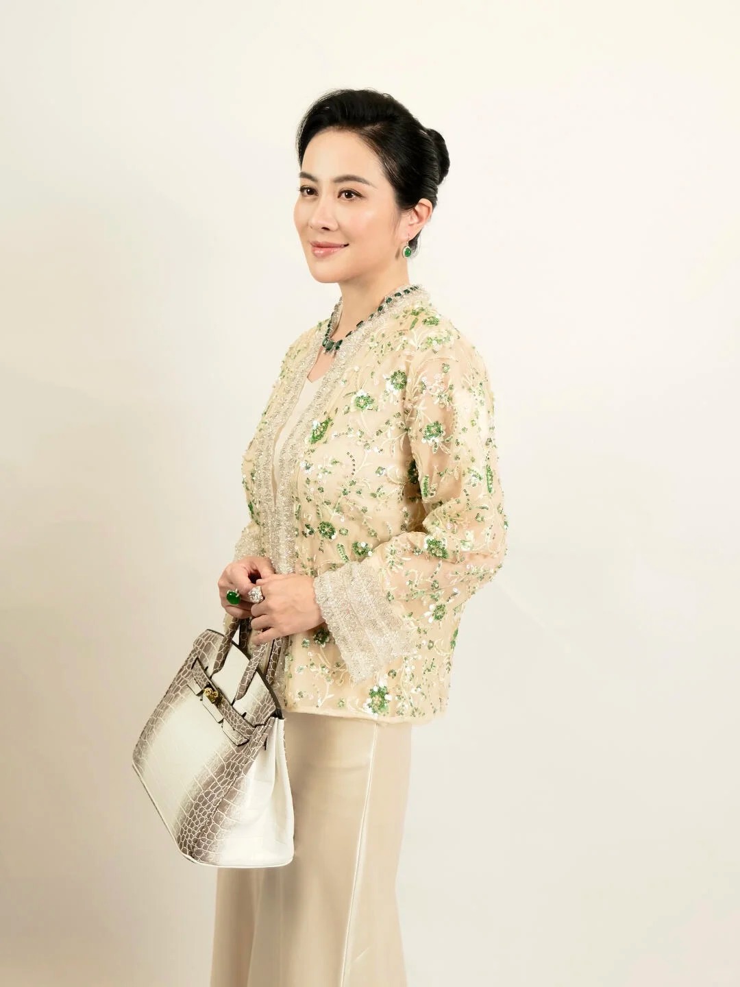 Phim ngắn Hoa ngữ giờ "cuốn" thế sao: B&oacute;c gi&aacute; set trang sức ngọc b&iacute;ch của Diệp Tuyền mới ng&atilde; ngửa v&igrave; sự thật n&agrave;y!- Ảnh 6.