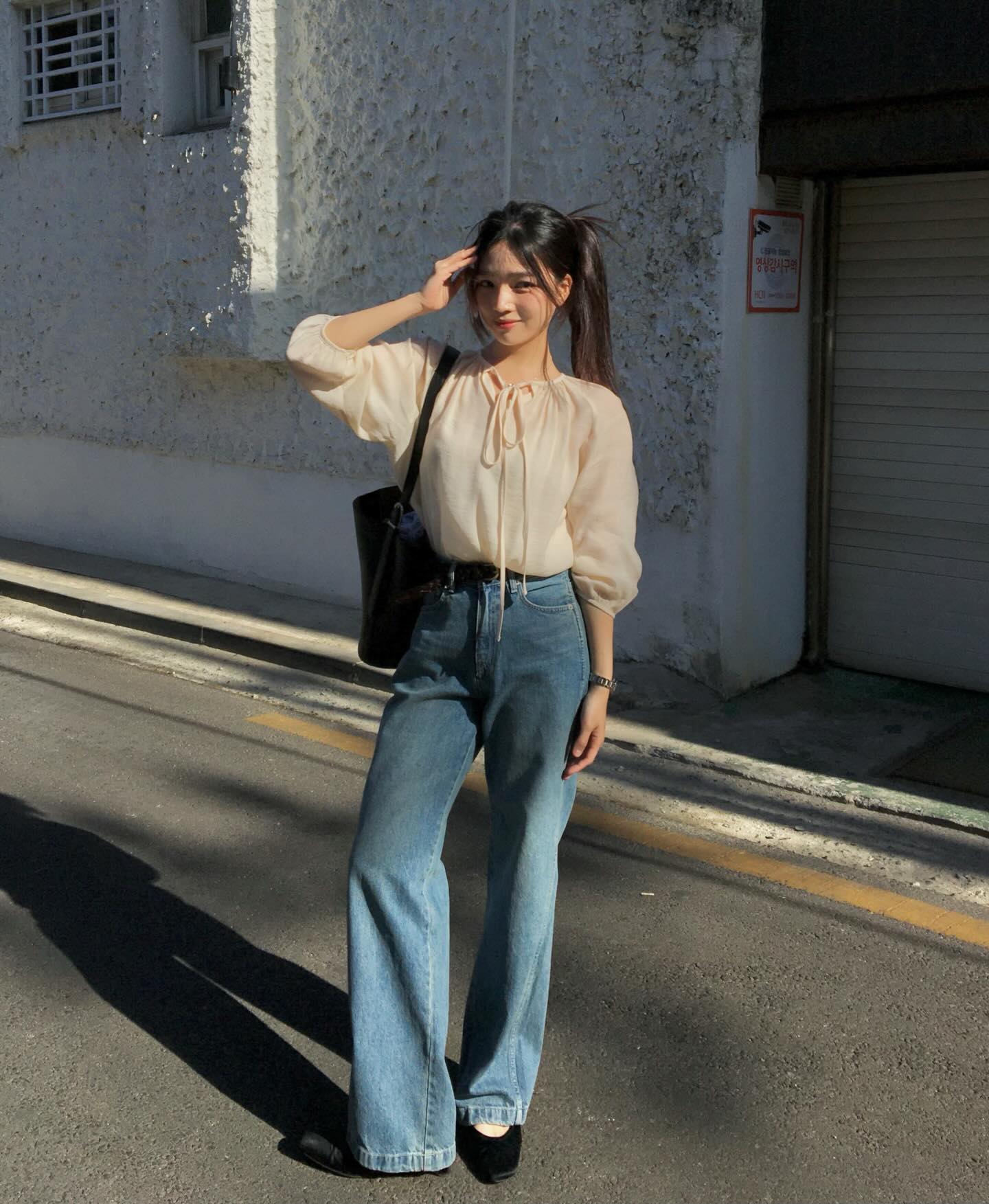 Kh&ocirc;ng g&igrave; hot hơn quần jeans ống rộng v&agrave;o m&ugrave;a h&egrave;, cứ mặc l&ecirc;n l&agrave; th&agrave;nh người s&agrave;nh điệu- Ảnh 11.