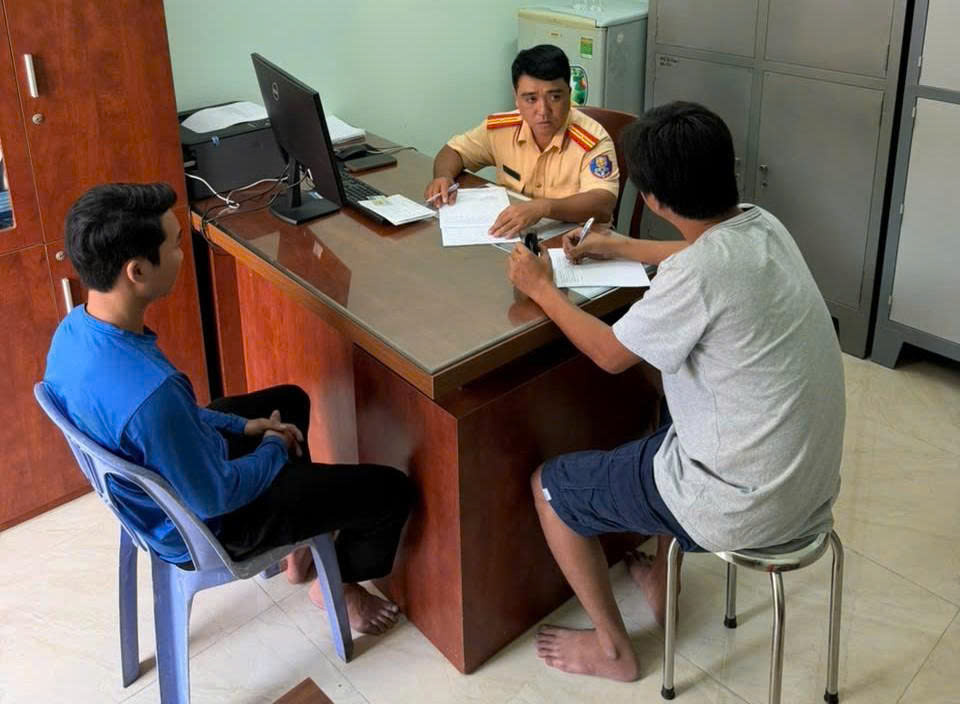 Xảy ra xô xát sau mâu thuẫn giao thông ở Chợ Lớn: Hai tài xế khai gì?- Ảnh 1. Xảy ra xô xát sau mâu thuẫn giao thông ở Chợ Lớn: Hai tài xế khai gì?- Ảnh 1.