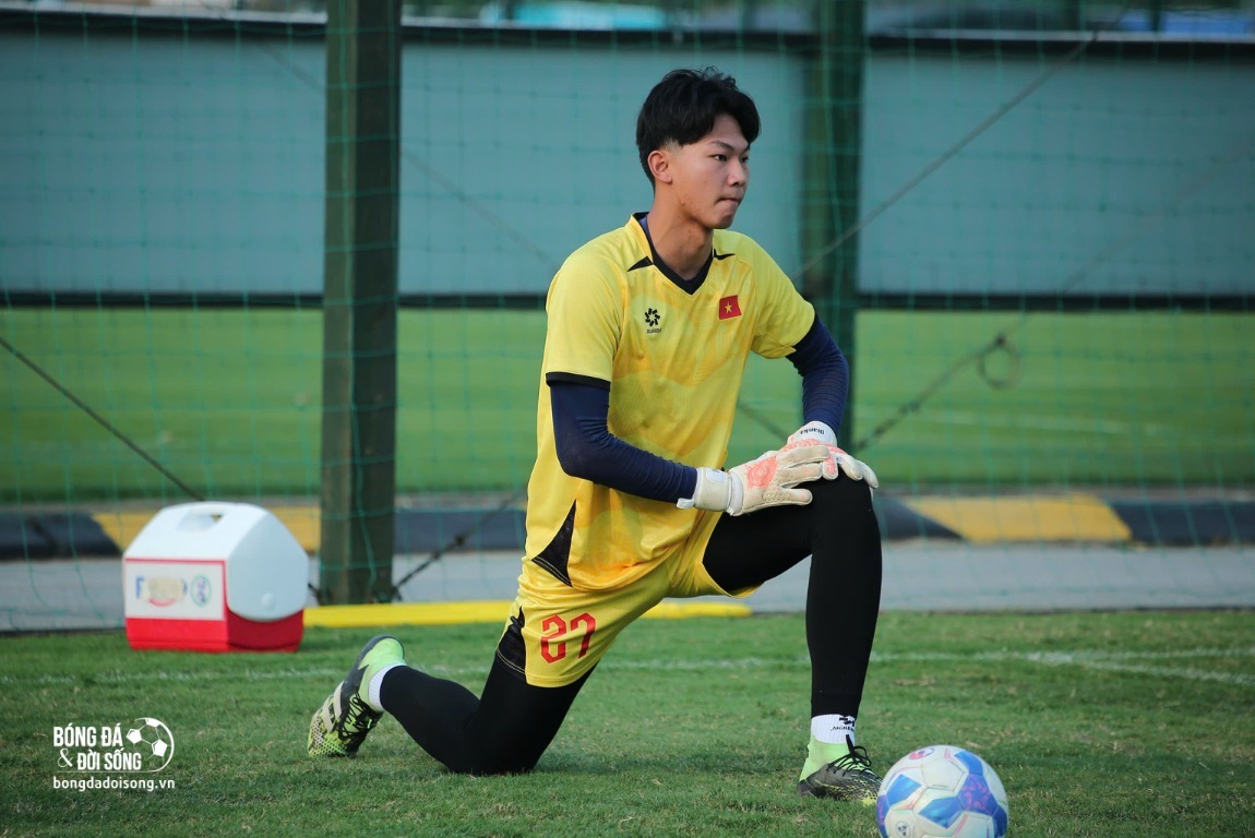 Thủ môn gần 2m U19 Việt Nam viral MXH, đi dạo phố vô tình gặp nàng thơ, "khi đi lẻ bóng, khi về có đôi"- Ảnh 2. Thủ môn gần 2m U19 Việt Nam viral MXH, đi dạo phố vô tình gặp nàng thơ, "khi đi lẻ bóng, khi về có đôi"- Ảnh 2.